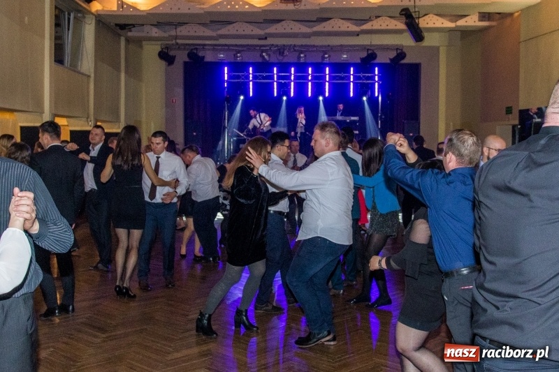 Zdjęcie w galerii na portalu naszraciborz.pl: I po karnawale. W Krzanowicach pogrzebano basa  wiadomości z regionu