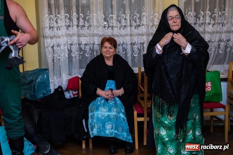 Zdjęcie w galerii na portalu naszraciborz.pl: I po karnawale. W Krzanowicach pogrzebano basa  wiadomości z regionu