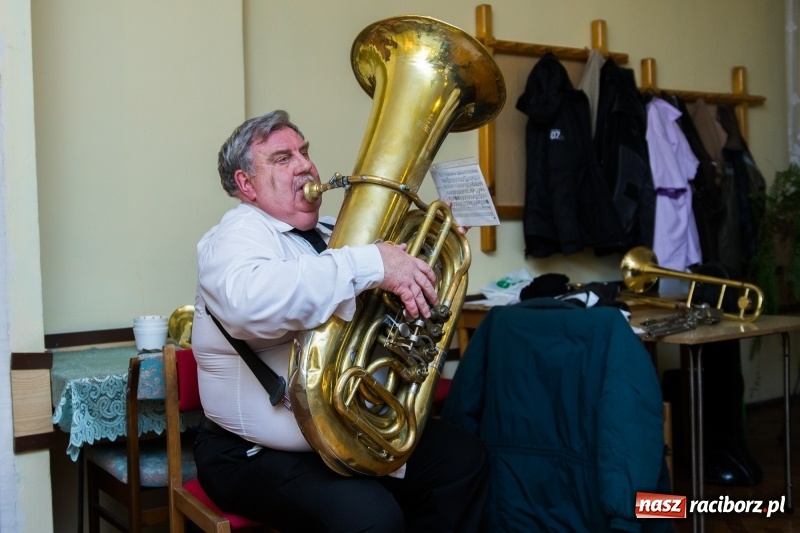 Zdjęcie w galerii na portalu naszraciborz.pl: I po karnawale. W Krzanowicach pogrzebano basa  wiadomości z regionu