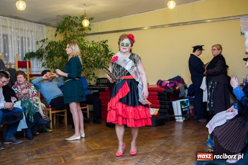 Zdjęcie w galerii na portalu naszraciborz.pl: I po karnawale. W Krzanowicach pogrzebano basa  wiadomości z regionu