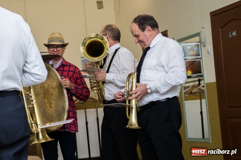 Zdjęcie w galerii na portalu naszraciborz.pl: I po karnawale. W Krzanowicach pogrzebano basa  wiadomości z regionu