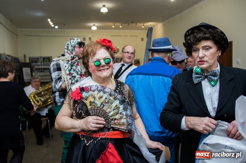 Zdjęcie w galerii na portalu naszraciborz.pl: I po karnawale. W Krzanowicach pogrzebano basa  wiadomości z regionu