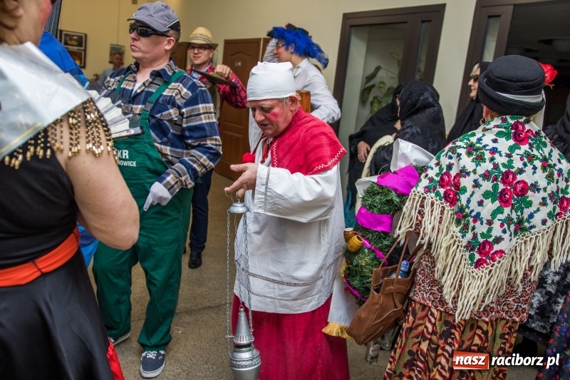 Zdjęcie w galerii na portalu naszraciborz.pl: I po karnawale. W Krzanowicach pogrzebano basa  wiadomości z regionu