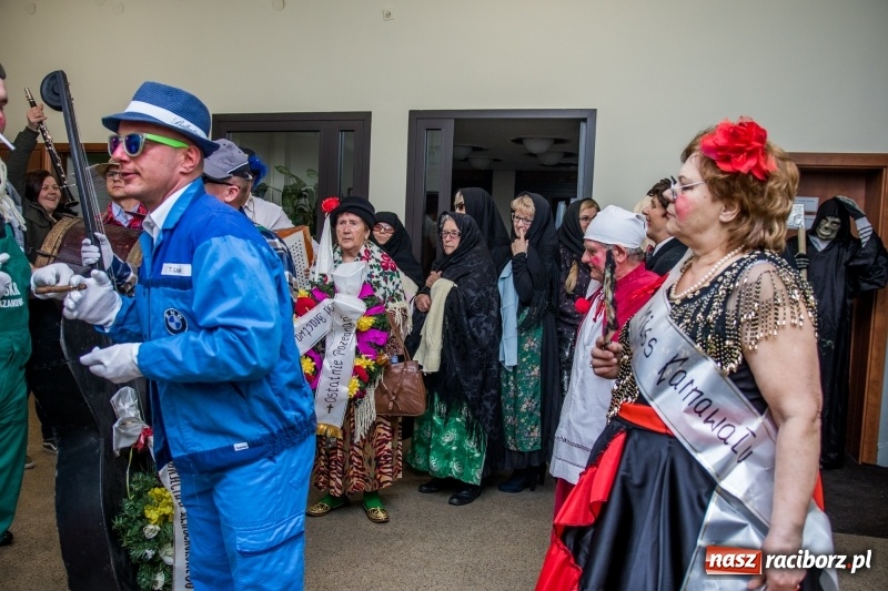 Zdjęcie w galerii na portalu naszraciborz.pl: I po karnawale. W Krzanowicach pogrzebano basa  wiadomości z regionu