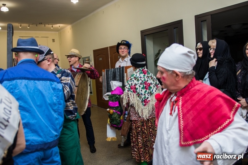 Zdjęcie w galerii na portalu naszraciborz.pl: I po karnawale. W Krzanowicach pogrzebano basa  wiadomości z regionu