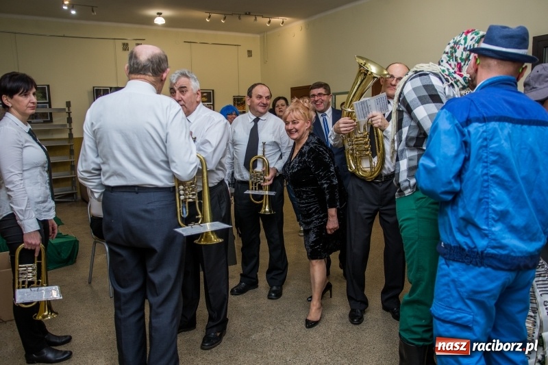 Zdjęcie w galerii na portalu naszraciborz.pl: I po karnawale. W Krzanowicach pogrzebano basa  wiadomości z regionu