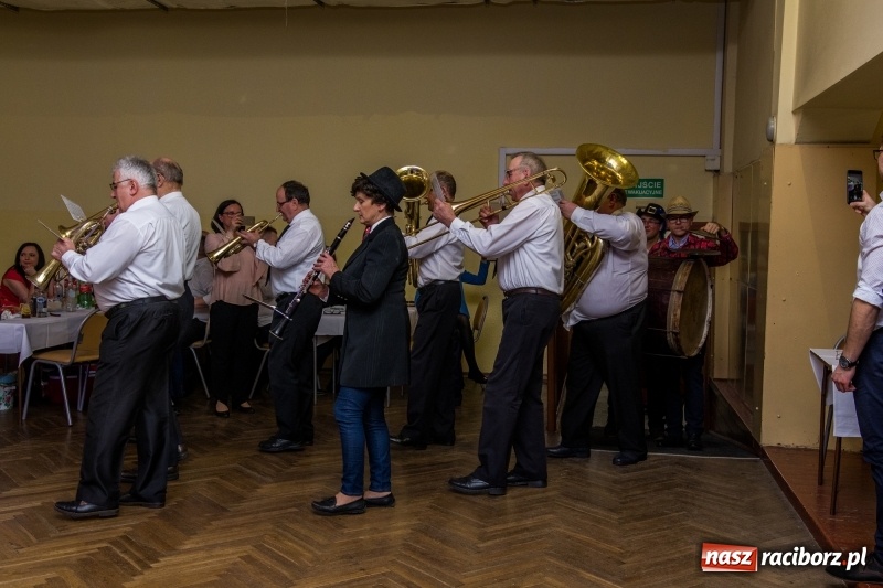 Zdjęcie w galerii na portalu naszraciborz.pl: I po karnawale. W Krzanowicach pogrzebano basa  wiadomości z regionu