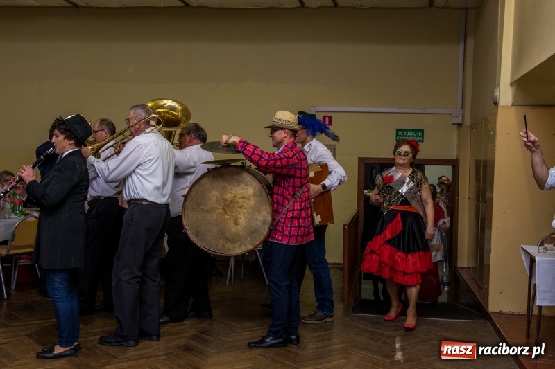 Zdjęcie w galerii na portalu naszraciborz.pl: I po karnawale. W Krzanowicach pogrzebano basa  wiadomości z regionu