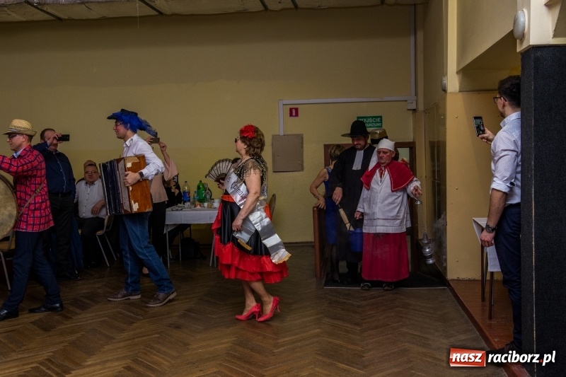 Zdjęcie w galerii na portalu naszraciborz.pl: I po karnawale. W Krzanowicach pogrzebano basa  wiadomości z regionu