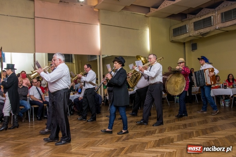 Zdjęcie w galerii na portalu naszraciborz.pl: I po karnawale. W Krzanowicach pogrzebano basa  wiadomości z regionu