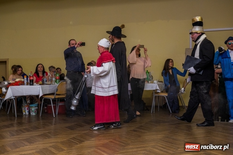 Zdjęcie w galerii na portalu naszraciborz.pl: I po karnawale. W Krzanowicach pogrzebano basa  wiadomości z regionu