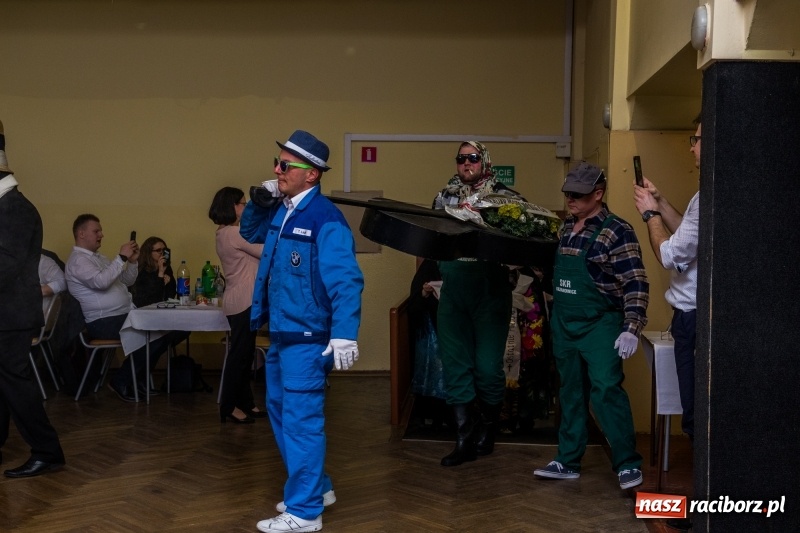 Zdjęcie w galerii na portalu naszraciborz.pl: I po karnawale. W Krzanowicach pogrzebano basa  wiadomości z regionu