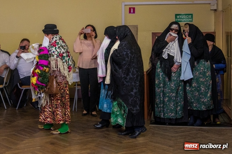 Zdjęcie w galerii na portalu naszraciborz.pl: I po karnawale. W Krzanowicach pogrzebano basa  wiadomości z regionu