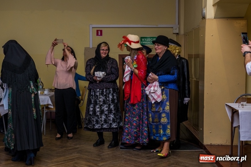 Zdjęcie w galerii na portalu naszraciborz.pl: I po karnawale. W Krzanowicach pogrzebano basa  wiadomości z regionu