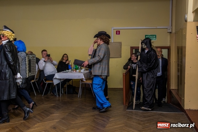 Zdjęcie w galerii na portalu naszraciborz.pl: I po karnawale. W Krzanowicach pogrzebano basa  wiadomości z regionu