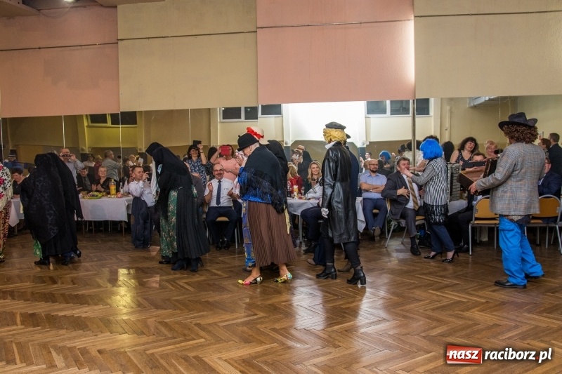 Zdjęcie w galerii na portalu naszraciborz.pl: I po karnawale. W Krzanowicach pogrzebano basa  wiadomości z regionu