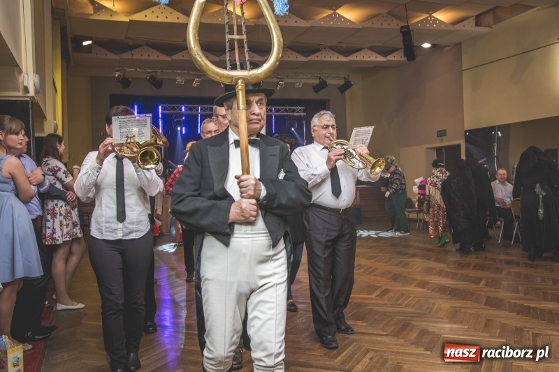 Zdjęcie w galerii na portalu naszraciborz.pl: I po karnawale. W Krzanowicach pogrzebano basa  wiadomości z regionu