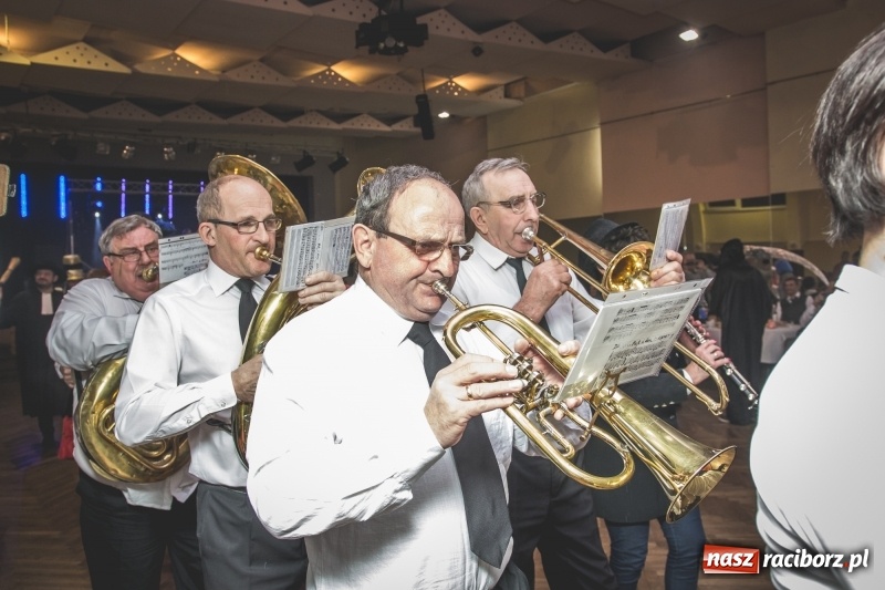 Zdjęcie w galerii na portalu naszraciborz.pl: I po karnawale. W Krzanowicach pogrzebano basa  wiadomości z regionu