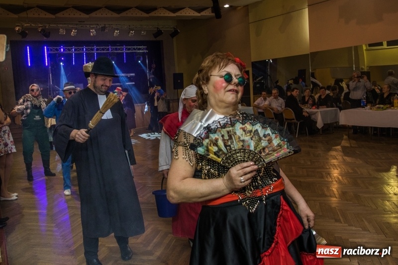 Zdjęcie w galerii na portalu naszraciborz.pl: I po karnawale. W Krzanowicach pogrzebano basa  wiadomości z regionu