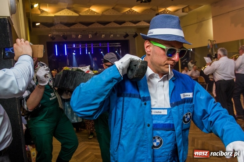 Zdjęcie w galerii na portalu naszraciborz.pl: I po karnawale. W Krzanowicach pogrzebano basa  wiadomości z regionu