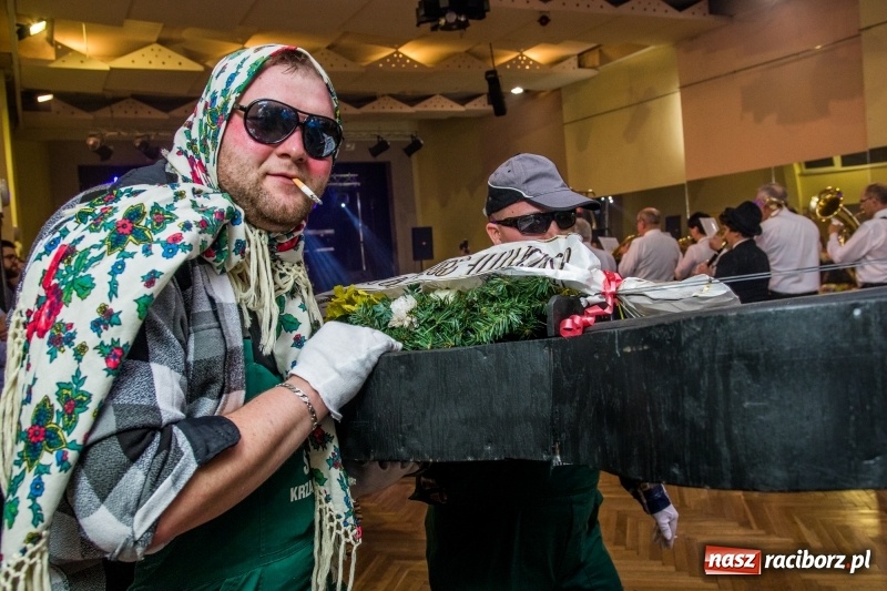 Zdjęcie w galerii na portalu naszraciborz.pl: I po karnawale. W Krzanowicach pogrzebano basa  wiadomości z regionu