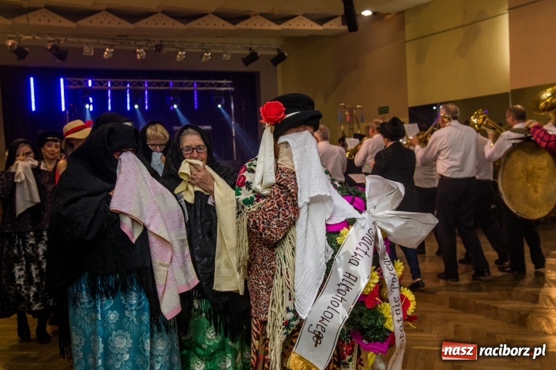 Zdjęcie w galerii na portalu naszraciborz.pl: I po karnawale. W Krzanowicach pogrzebano basa  wiadomości z regionu