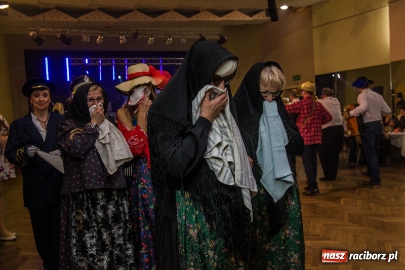 Zdjęcie w galerii na portalu naszraciborz.pl: I po karnawale. W Krzanowicach pogrzebano basa  wiadomości z regionu