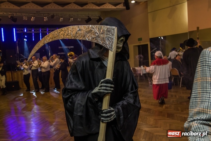 Zdjęcie w galerii na portalu naszraciborz.pl: I po karnawale. W Krzanowicach pogrzebano basa  wiadomości z regionu