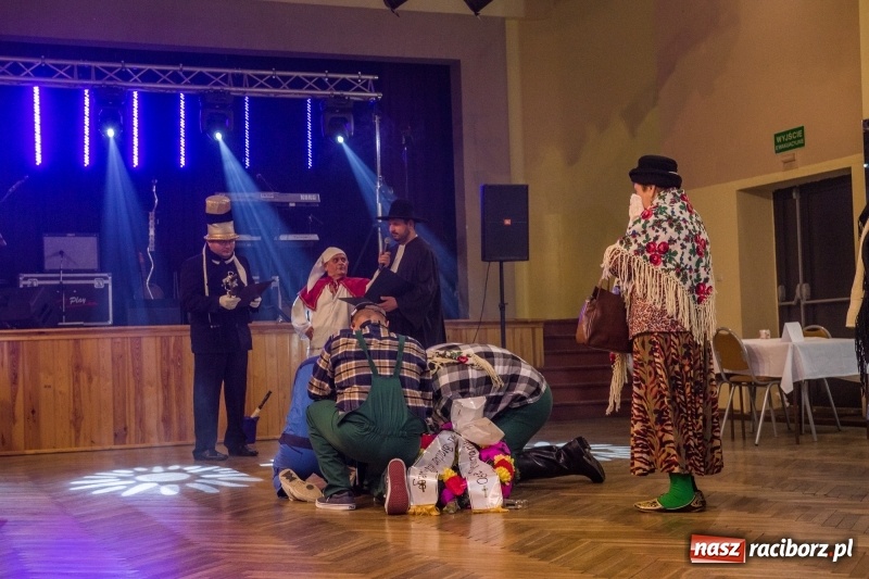 Zdjęcie w galerii na portalu naszraciborz.pl: I po karnawale. W Krzanowicach pogrzebano basa  wiadomości z regionu