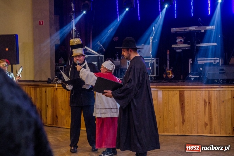 Zdjęcie w galerii na portalu naszraciborz.pl: I po karnawale. W Krzanowicach pogrzebano basa  wiadomości z regionu