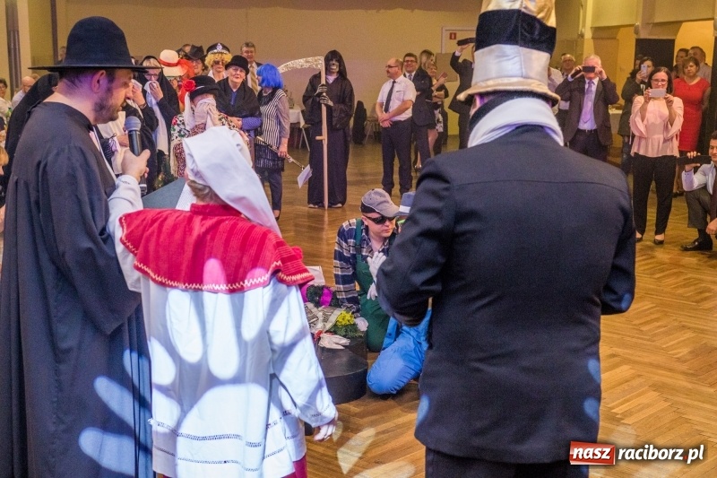 Zdjęcie w galerii na portalu naszraciborz.pl: I po karnawale. W Krzanowicach pogrzebano basa  wiadomości z regionu