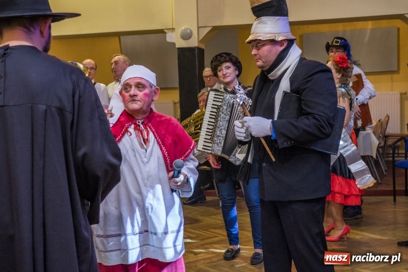 Zdjęcie w galerii na portalu naszraciborz.pl: I po karnawale. W Krzanowicach pogrzebano basa  wiadomości z regionu