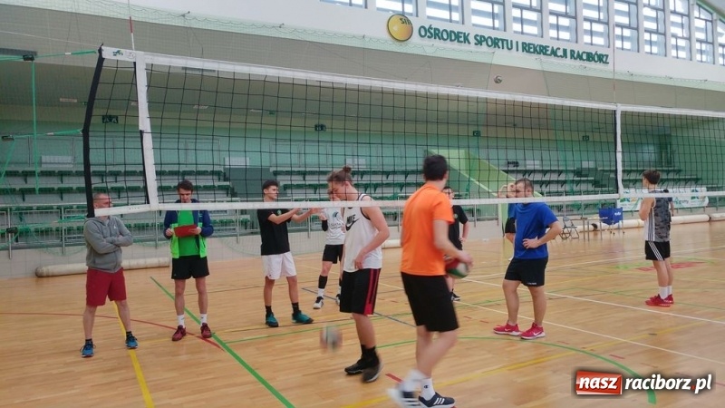 Zdjęcie w galerii na portalu naszraciborz.pl: Michał Thym i Kamil Kwiecień najlepsi w zimowym turnieju dwójek siatkarskich wiadomości z regionu