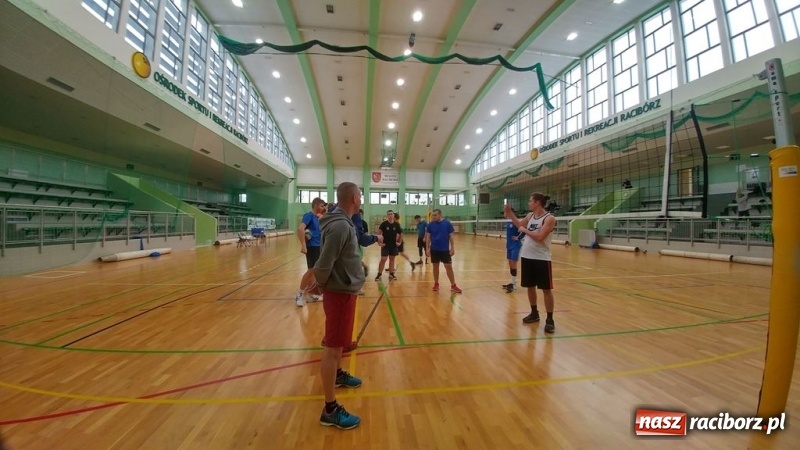 Zdjęcie w galerii na portalu naszraciborz.pl: Michał Thym i Kamil Kwiecień najlepsi w zimowym turnieju dwójek siatkarskich wiadomości z regionu