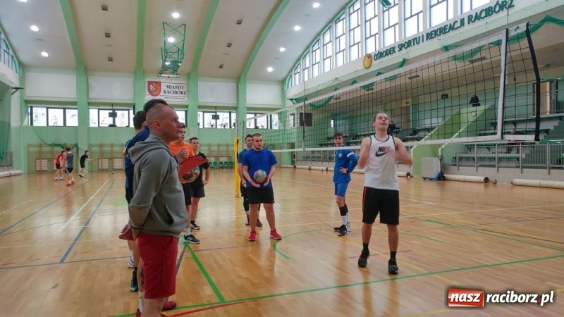 Zdjęcie w galerii na portalu naszraciborz.pl: Michał Thym i Kamil Kwiecień najlepsi w zimowym turnieju dwójek siatkarskich wiadomości z regionu