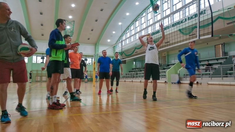 Zdjęcie w galerii na portalu naszraciborz.pl: Michał Thym i Kamil Kwiecień najlepsi w zimowym turnieju dwójek siatkarskich wiadomości z regionu