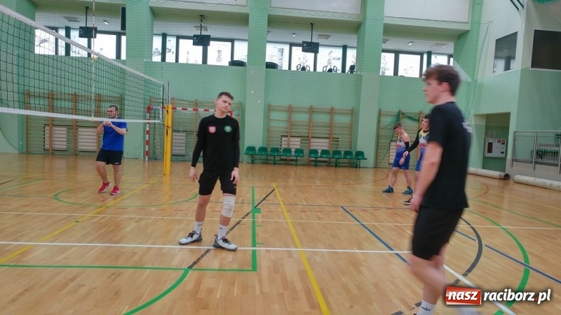 Zdjęcie w galerii na portalu naszraciborz.pl: Michał Thym i Kamil Kwiecień najlepsi w zimowym turnieju dwójek siatkarskich wiadomości z regionu