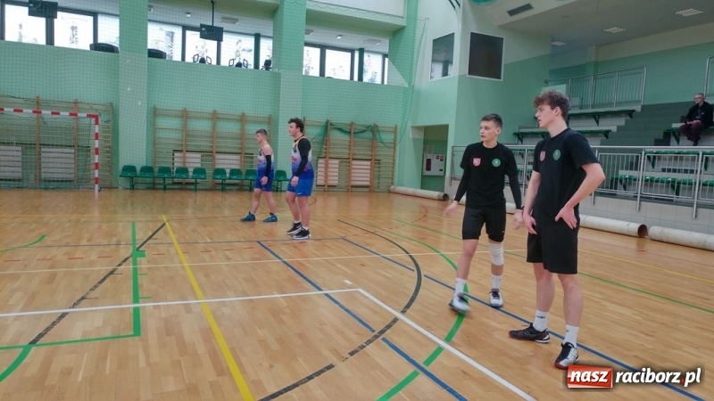Zdjęcie w galerii na portalu naszraciborz.pl: Michał Thym i Kamil Kwiecień najlepsi w zimowym turnieju dwójek siatkarskich wiadomości z regionu