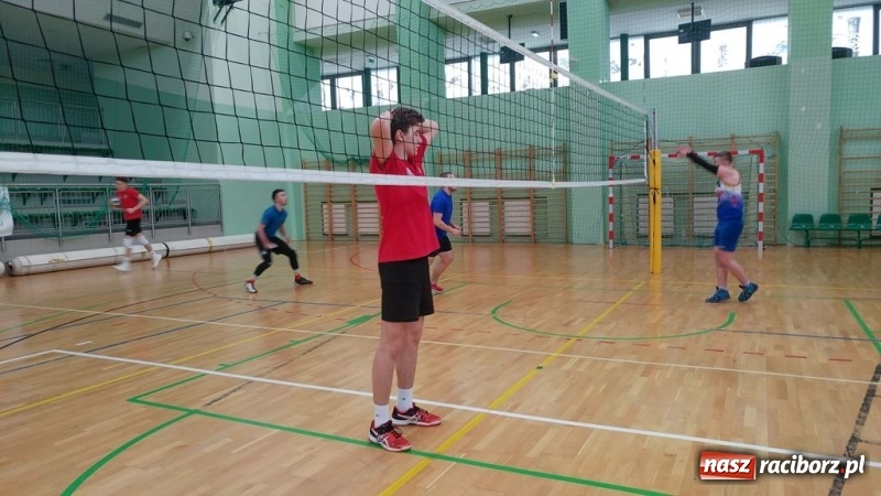 Zdjęcie w galerii na portalu naszraciborz.pl: Michał Thym i Kamil Kwiecień najlepsi w zimowym turnieju dwójek siatkarskich wiadomości z regionu