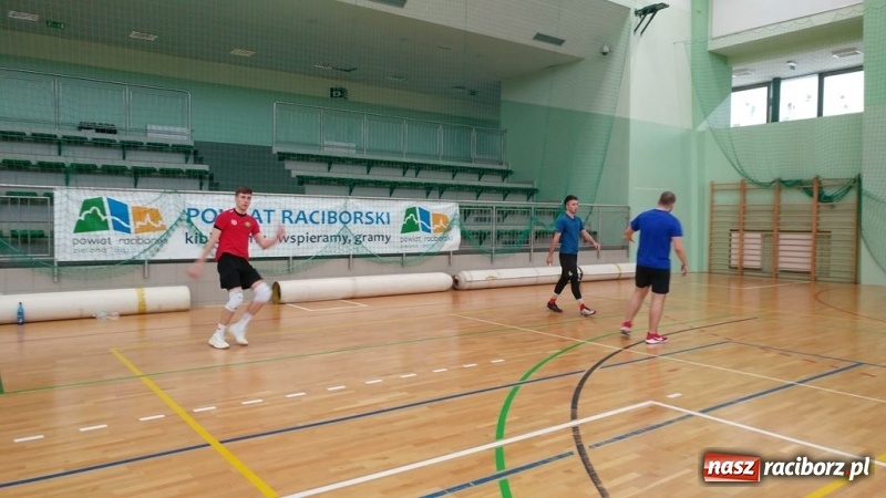 Zdjęcie w galerii na portalu naszraciborz.pl: Michał Thym i Kamil Kwiecień najlepsi w zimowym turnieju dwójek siatkarskich wiadomości z regionu