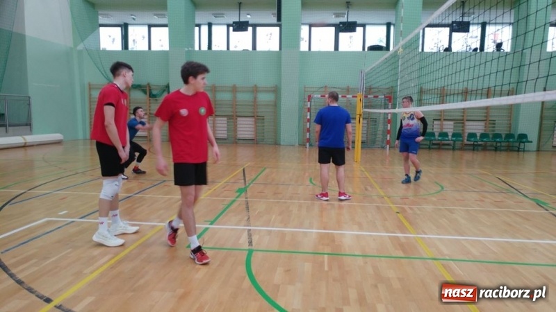 Zdjęcie w galerii na portalu naszraciborz.pl: Michał Thym i Kamil Kwiecień najlepsi w zimowym turnieju dwójek siatkarskich wiadomości z regionu