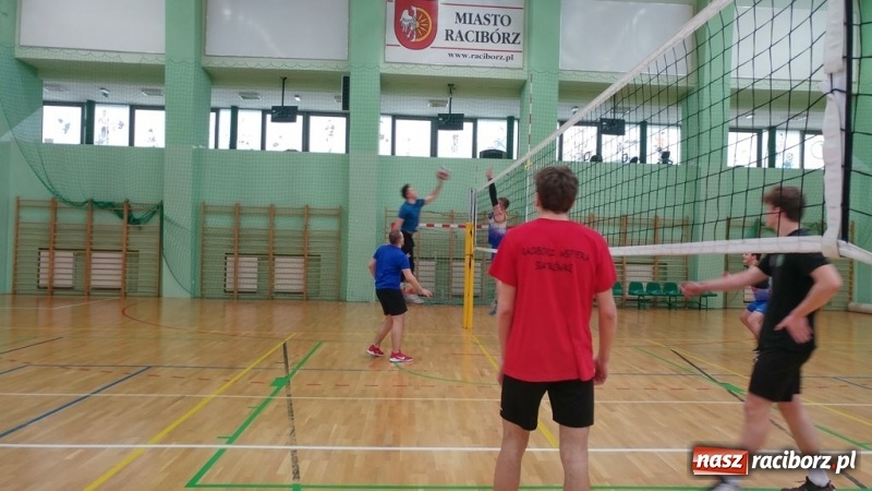 Zdjęcie w galerii na portalu naszraciborz.pl: Michał Thym i Kamil Kwiecień najlepsi w zimowym turnieju dwójek siatkarskich wiadomości z regionu