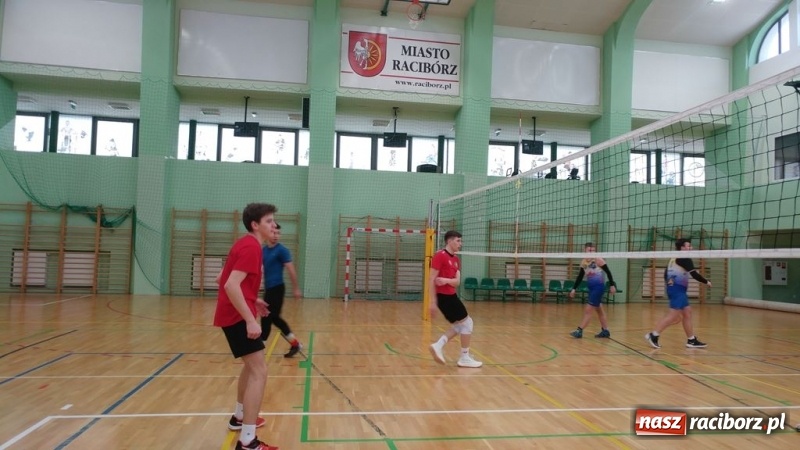 Zdjęcie w galerii na portalu naszraciborz.pl: Michał Thym i Kamil Kwiecień najlepsi w zimowym turnieju dwójek siatkarskich wiadomości z regionu