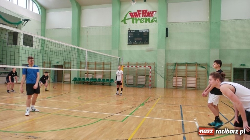 Zdjęcie w galerii na portalu naszraciborz.pl: Michał Thym i Kamil Kwiecień najlepsi w zimowym turnieju dwójek siatkarskich wiadomości z regionu