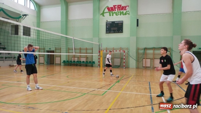 Zdjęcie w galerii na portalu naszraciborz.pl: Michał Thym i Kamil Kwiecień najlepsi w zimowym turnieju dwójek siatkarskich wiadomości z regionu