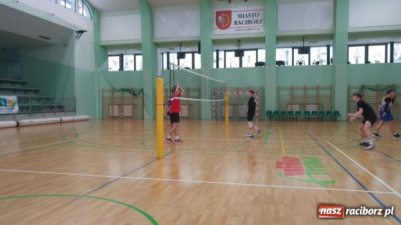 Zdjęcie w galerii na portalu naszraciborz.pl: Michał Thym i Kamil Kwiecień najlepsi w zimowym turnieju dwójek siatkarskich wiadomości z regionu