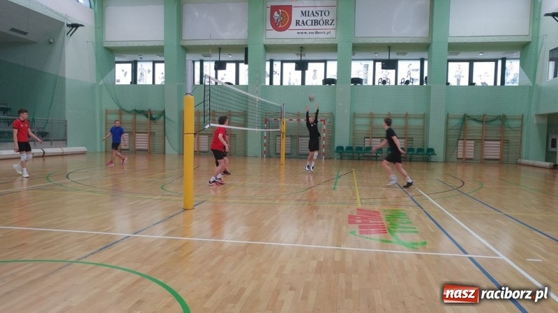 Zdjęcie w galerii na portalu naszraciborz.pl: Michał Thym i Kamil Kwiecień najlepsi w zimowym turnieju dwójek siatkarskich wiadomości z regionu
