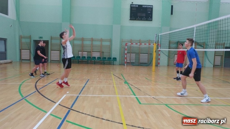 Zdjęcie w galerii na portalu naszraciborz.pl: Michał Thym i Kamil Kwiecień najlepsi w zimowym turnieju dwójek siatkarskich wiadomości z regionu