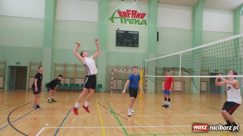 Zdjęcie w galerii na portalu naszraciborz.pl: Michał Thym i Kamil Kwiecień najlepsi w zimowym turnieju dwójek siatkarskich wiadomości z regionu