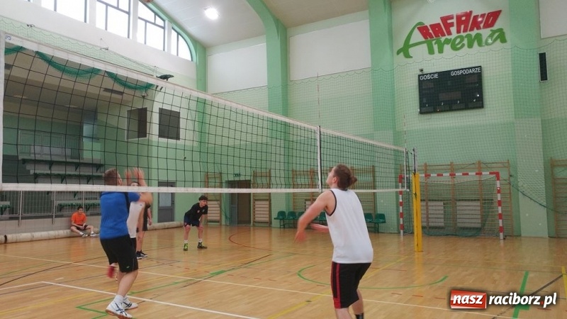 Zdjęcie w galerii na portalu naszraciborz.pl: Michał Thym i Kamil Kwiecień najlepsi w zimowym turnieju dwójek siatkarskich wiadomości z regionu